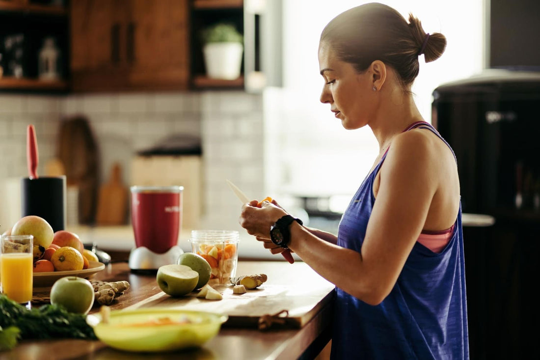 Femme préparant à manger