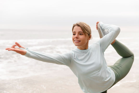 Une jeune femme en train de faire des exercices d'étirements.
