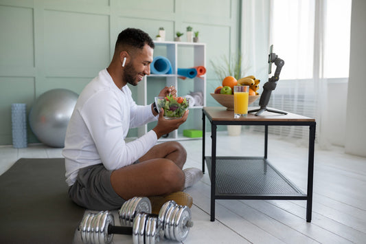 Homme mangeant une salade