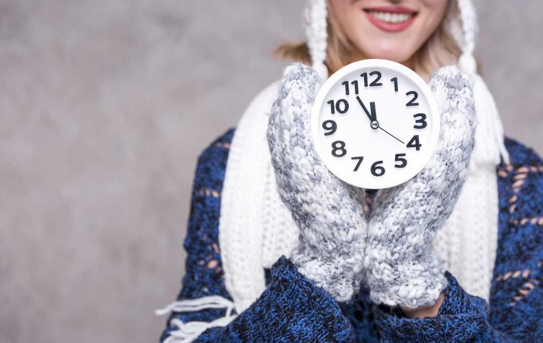 Une femme tient une horloge sans ses mains