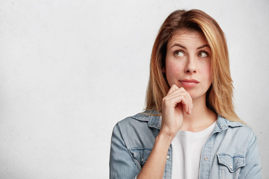 Jeune femme en pleine réflexion 