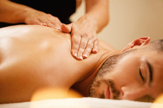 Jeune homme se faisant masser