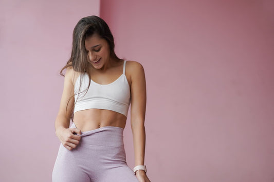 Jeune femme prenant la pose 