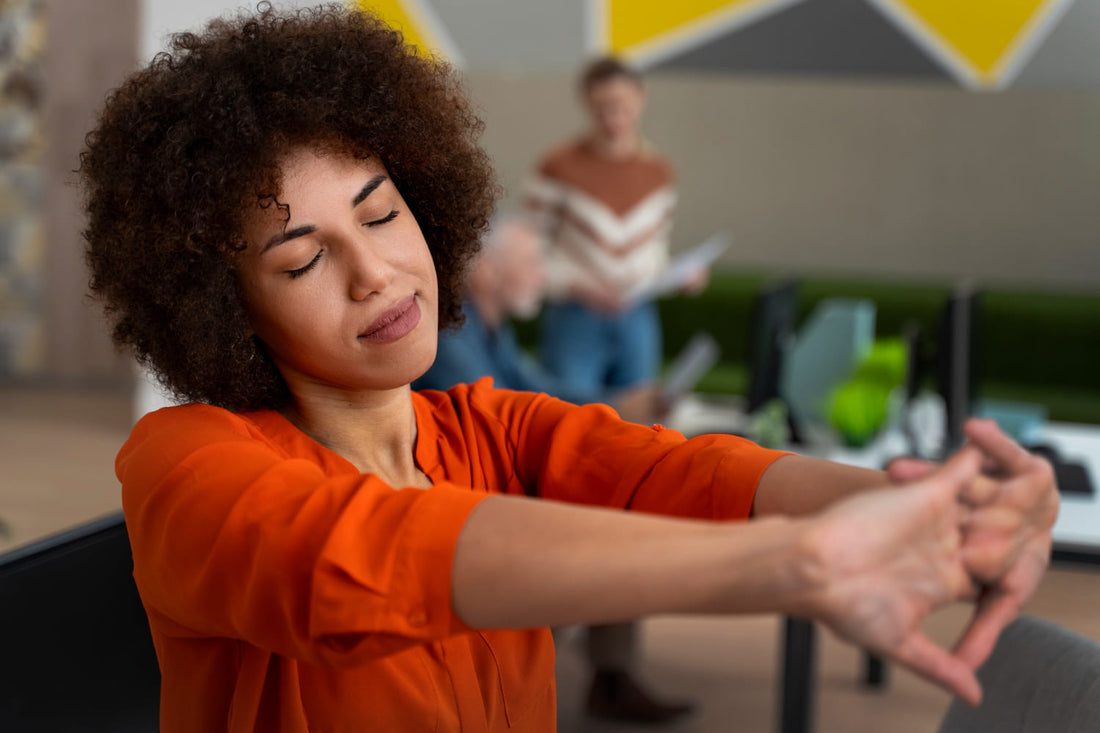 Une femme s'étirant les mains 