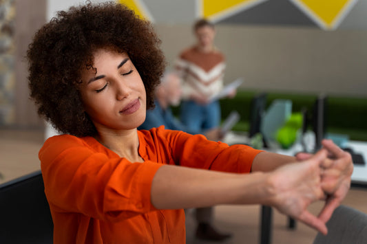 Une femme s'étirant les mains 