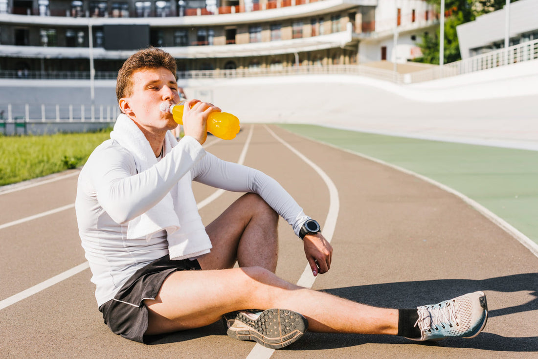 Jeune homme buvant une collation post-entraînement 