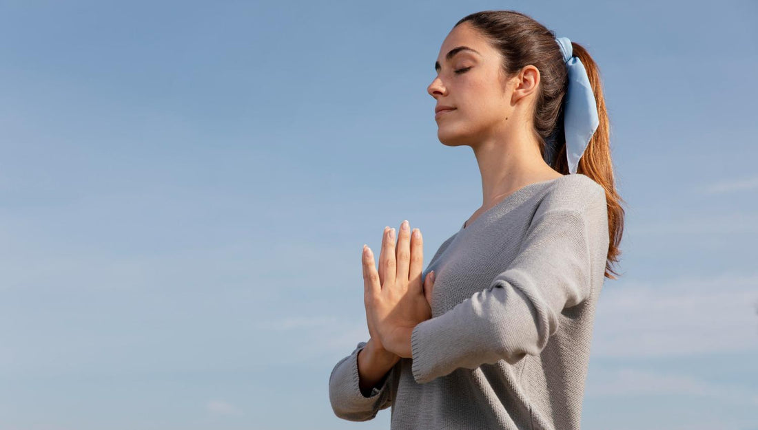 Femme pratiquant la méditation en plein air pour réduire le stress