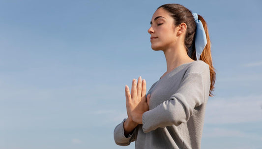 Femme pratiquant la méditation en plein air pour réduire le stress