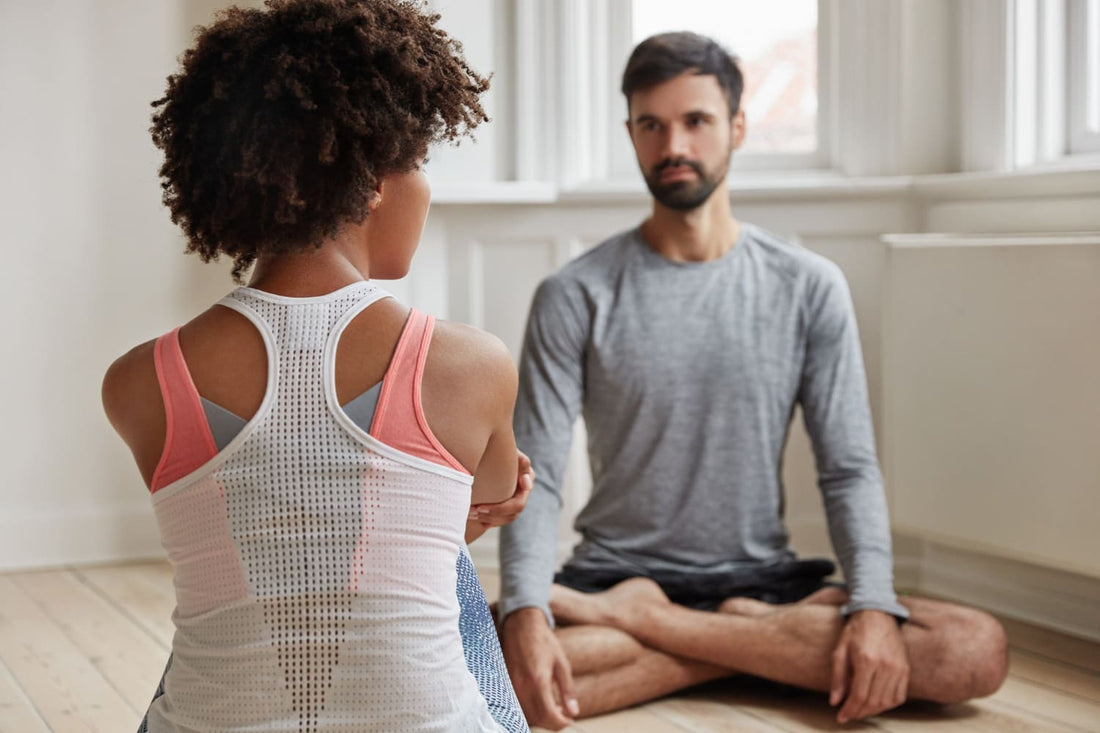 Deux personnes pratiquant le yoga